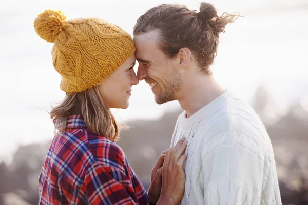 Von Angesicht zu Angesicht mit ihrem Traummann. Schnappschuss eines attraktiven jungen Paares, das Gesicht an Gesicht im Freien steht. — Stockfoto