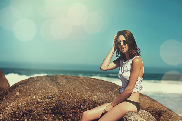 Vilken vacker utsikt. Skjuten av en attraktiv ung kvinna njuter av en dag på stranden. — Stockfoto