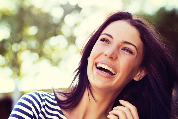 L'immagine della gioia pura. Girato di una bella giovane donna ridere mentre in piedi fuori. — Foto Stock