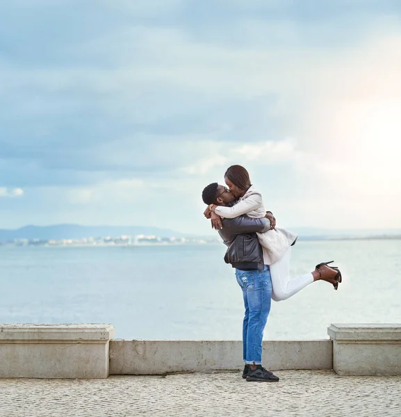 Estar contigo é uma felicidade. Tiro de um jovem casal afetuoso se unindo ao ar livre. — Fotografia de Stock