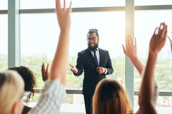 Ok, l'heure des questions... Plan recadré d'un beau jeune homme d'affaires répondant aux questions de ses collègues lors d'un séminaire. — Photo