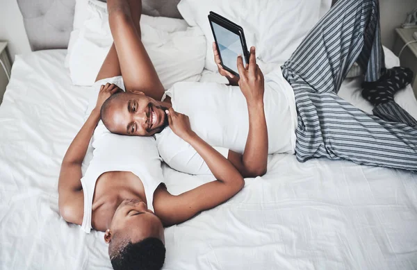 편안 한 날은 그들이 함께 했을 때 더 좋습니다. 행복 한 젊은 부부 가집의 침실에서 디지탈 태블릿을 사용하여 찍은 사진. — 스톡 사진