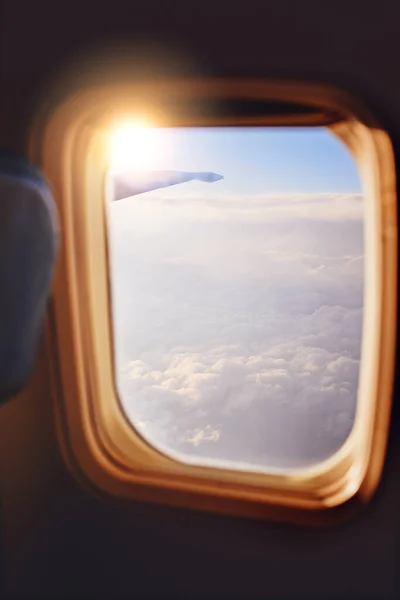 Zwevend door de lucht op zilveren vleugels. Opname van het uitzicht door een vliegtuigraam. — Stockfoto