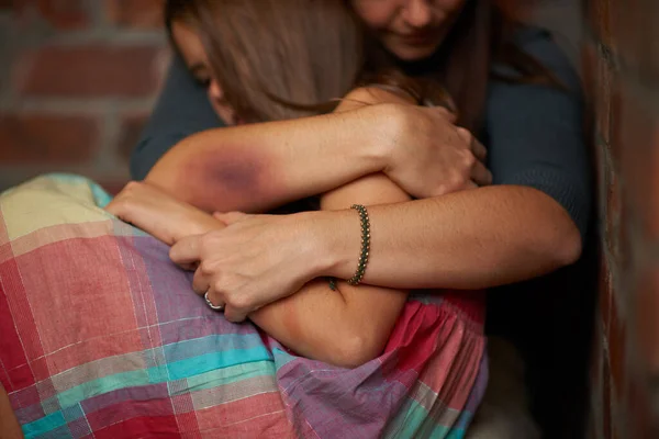 Es wird okay sein.... Misshandelte Frau umarmt ihre verängstigte Tochter. — Stockfoto