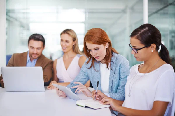 Llevar el trabajo en equipo al siguiente nivel. Disparo de un equipo de compañeros de trabajo de estrategia. — Foto de Stock