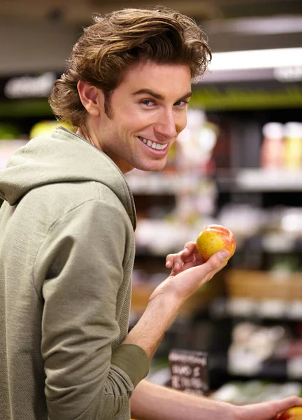 Yo quiero este. Un joven en la tienda comprando fruta. —  Fotos de Stock