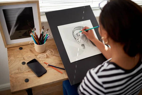 Cada empuje del lápiz cuenta una historia. Retrospectiva de una artista irreconocible dibujando un retrato de una mujer dentro de su estudio. — Foto de Stock