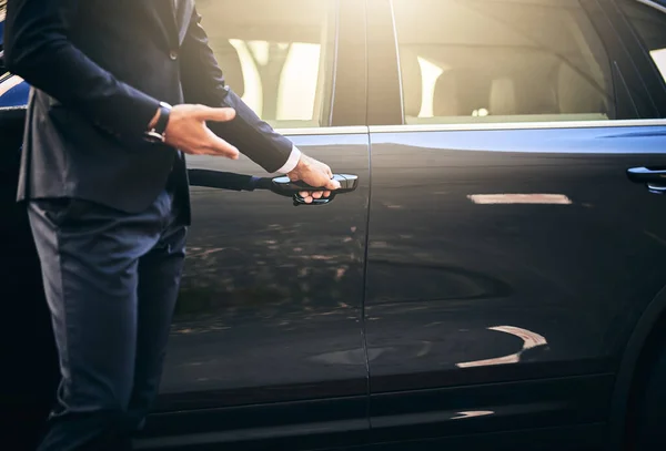 Ihre Fahrt ist angekommen. Schnappschuss eines gut gekleideten und unkenntlich gemachten Mannes, der eine Autotür öffnet. — Stockfoto