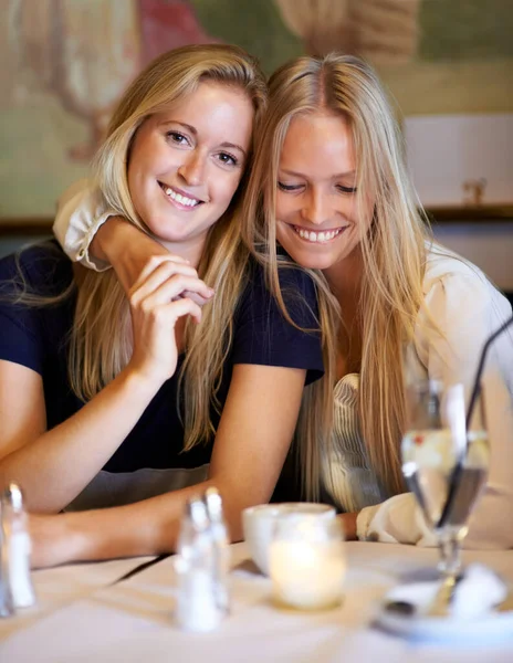 Amo a mi mejor amiga. Fotografía de dos jóvenes amigos pasando tiempo juntos en un café. — Foto de Stock