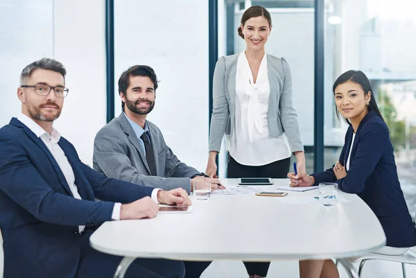 Bem, resolva isso em pouco tempo. Retrato de um grupo de empresários corporativos reunidos na sala de reuniões. — Fotografia de Stock