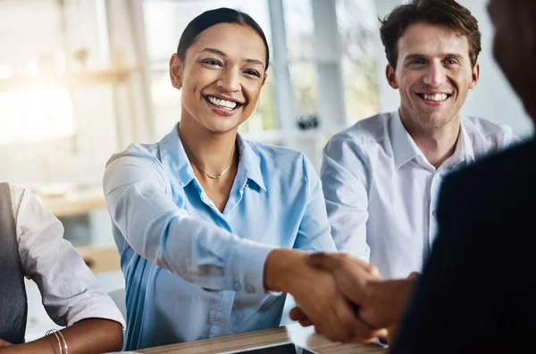 Det här partnerskapet kommer att bli toppen. Beskärda skott av två unga företagare skakar hand under ett möte i styrelserummet. — Stockfoto