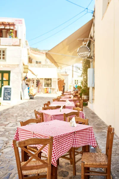 Klaar om de lunch te serveren. Opname van een groep lege tafels en stoelen overdag verpakt buiten een restaurant. — Stockfoto
