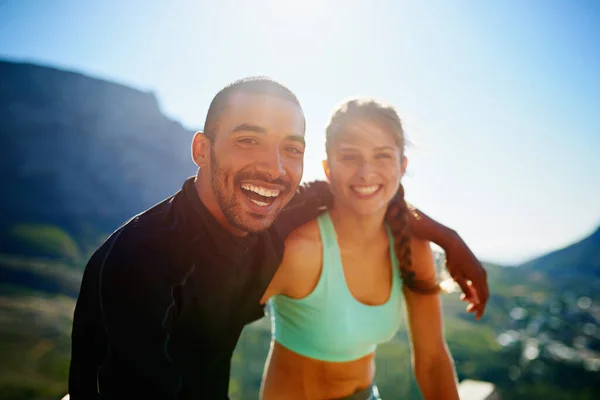 健康と幸福はあなたが思うよりも密接に関連しています。スポーティな若いカップルの肖像画を一緒に走るために. — ストック写真