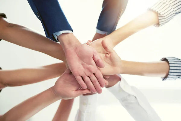 Conquistare insieme. Primo piano di un gruppo di imprenditori che si uniscono le mani in unità. — Foto Stock