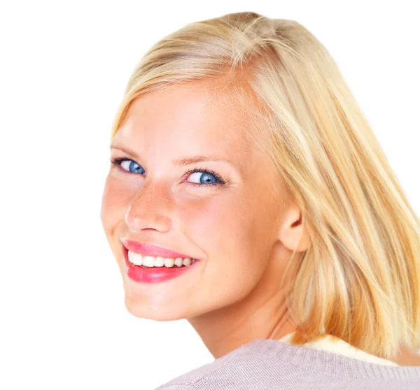 Jou een mooie grijns geven. Prachtige jonge blonde vrouw glimlachen gelukkig tegen een witte achtergrond. — Stockfoto