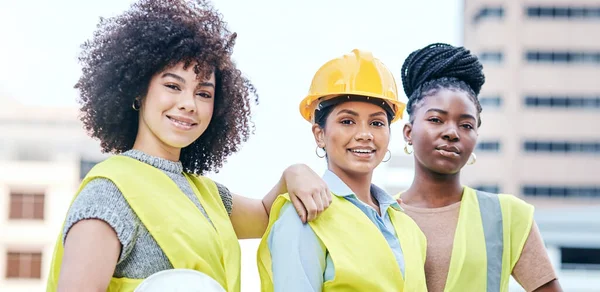 We geven deze stad een make-over. Portret van een groep zelfverzekerde jonge zakenvrouwen die op een bouwplaats werken. — Stockfoto
