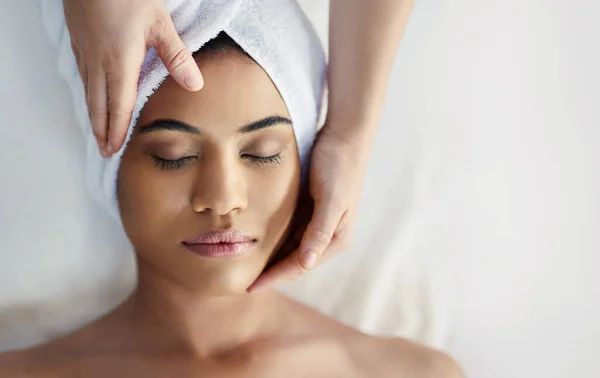 Mantén la calma. Fotografía de una joven recibiendo un tratamiento facial en un spa. —  Fotos de Stock