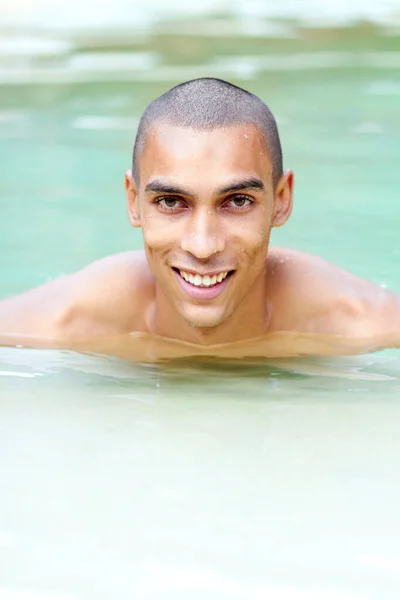 Uwielbiam tę wodę. Portret przystojnego młodzieńca w basenie. — Zdjęcie stockowe