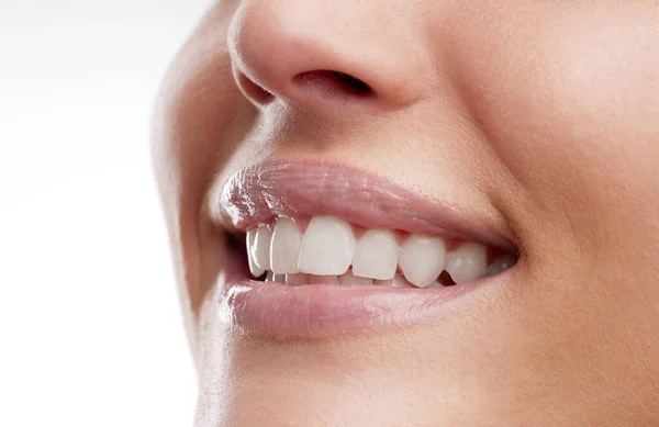 Los filtros son geniales, pero una gran piel es mejor. Estudio de una hembra irreconocible sonriendo sobre un fondo blanco. —  Fotos de Stock