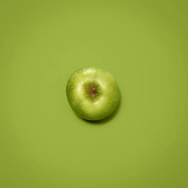 Une pomme par jour. Prise de vue d'une pomme verte sur fond de studio vide. — Photo