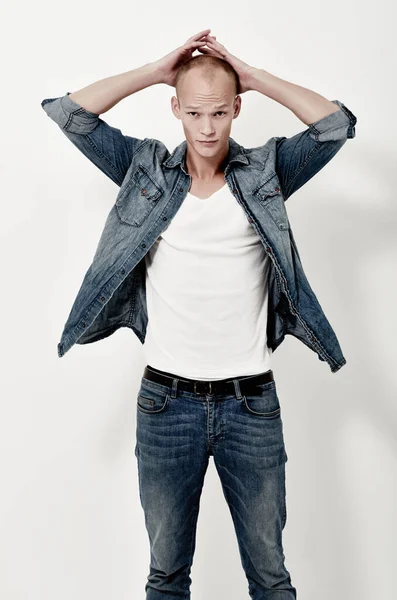 Vestida de ganga. Retrato de estúdio de um belo jovem modelo masculino. — Fotografia de Stock