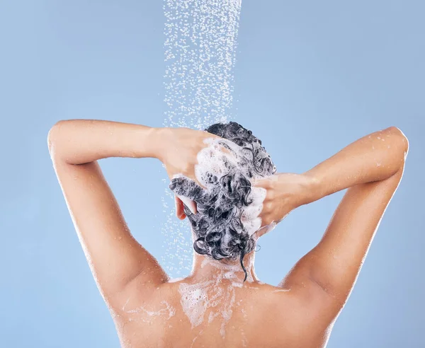 Ich shampooniere zweimal und trage Conditioner nur einmal auf. Aufnahme einer nicht wiederzuerkennenden Frau, die sich die Haare wäscht. — Stockfoto