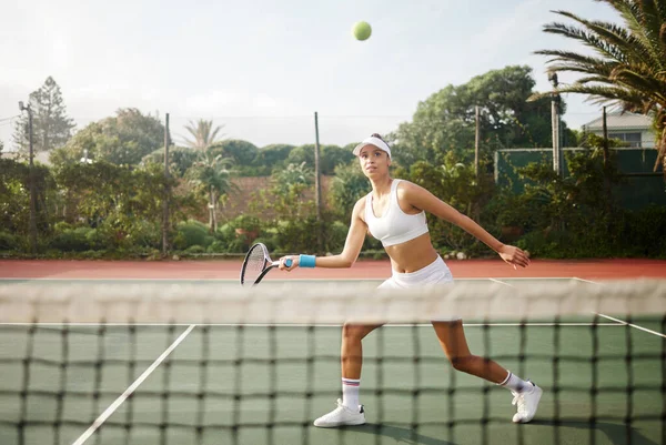 Vou deixar a raquete falar. Tiro de uma jovem atraente jogando tênis fora. — Fotografia de Stock