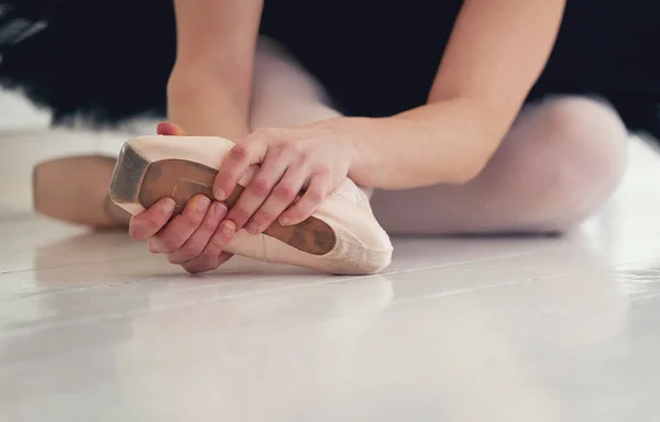 Druk uitoefenen en dan verder gaan. Opname van een onherkenbare balletdanseres die haar puntschoenen aantrekt. — Stockfoto