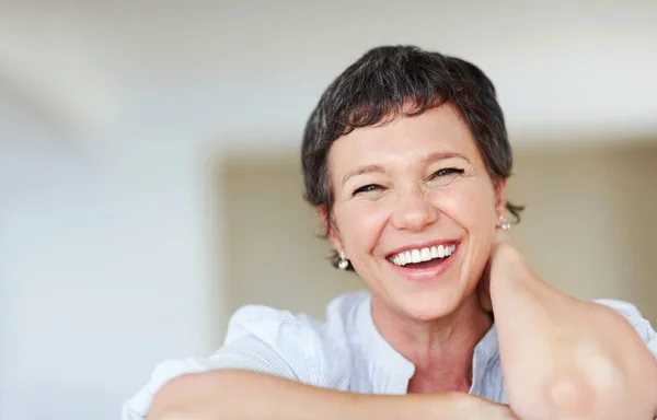 Mulher de negócios desfrutando em casa. Retrato de mulher de negócios madura sorrindo enquanto relaxa em casa. — Fotografia de Stock