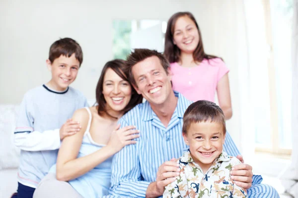 Een liefdevolle, hechte familie. Portret van een schattig jongetje met zijn gezin achter hem gelukkig zitten. — Stockfoto