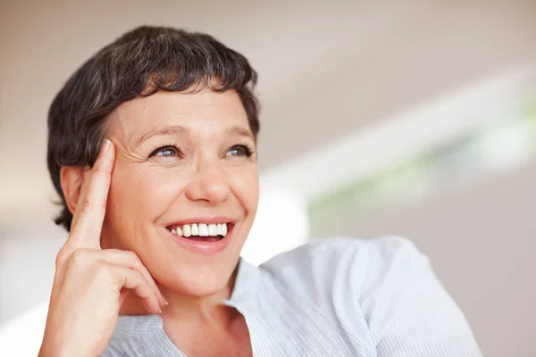 Momentos felices. Primer plano de la mujer madura feliz sonriendo mientras mira hacia otro lado. —  Fotos de Stock