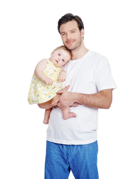 그는 어린 딸을 매우 좋아 한다. 자랑 스러운 어린 아버지가 귀여운 딸을 품에 안고 있는 모습. — 스톡 사진