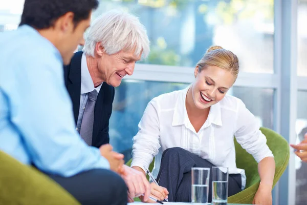 Gente de negocios en conversación feliz. Retrato de gente sonriente de negocios teniendo una conversación feliz en la oficina. —  Fotos de Stock