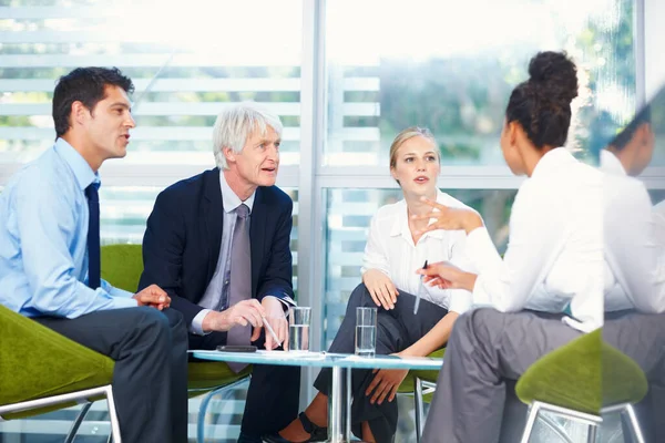 Diskuse mezi obchodníky. Portrét mnohonárodnostní podnikatelské skupiny diskutující společně v úřadu. — Stock fotografie