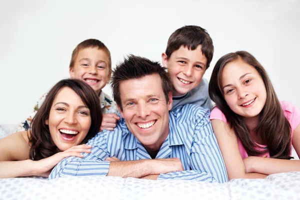 Hravá a zábavná rodina. Milující pětičlenná rodina ležící spolu v posteli v pyžamu - Detailní záběr. — Stock fotografie