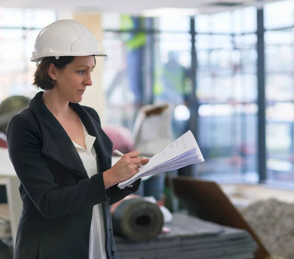 Haar visioen tot leven zien komen. Schot van een vrouwelijke bouwmanager ter plaatse met een helm op.. — Stockfoto