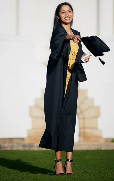 Mon but est de monter encore plus haut. Tourné d'une jeune femme jetant son chapeau dans les airs le jour de la remise des diplômes. — Photo