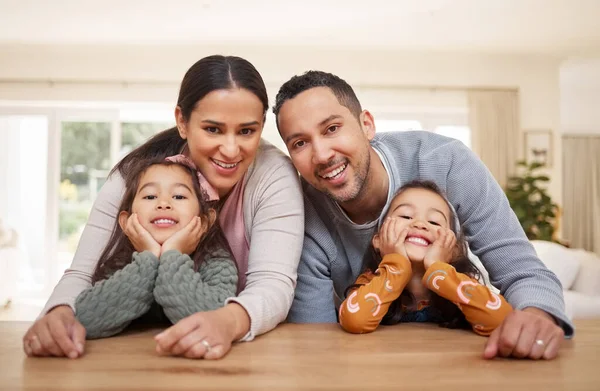 La imagen de una hermosa familia. Fotografía de una familia joven pasando tiempo juntos en casa. —  Fotos de Stock
