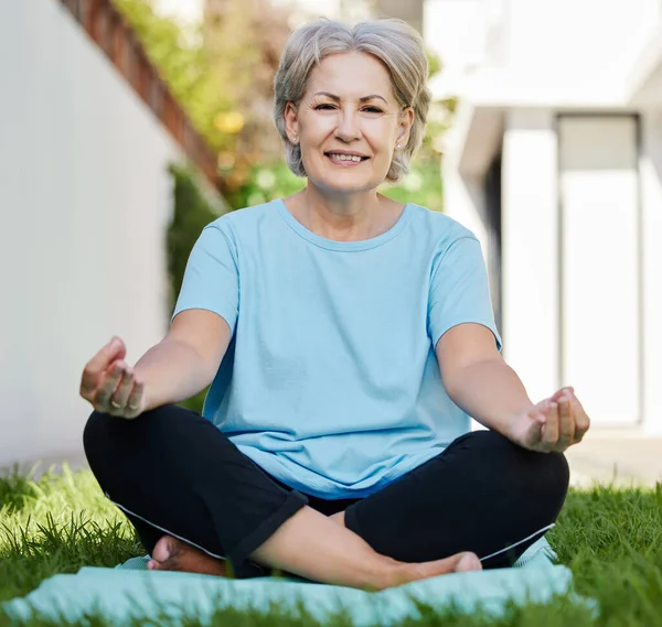 Yoga är min hemlighet. Skjuten av en äldre kvinna som gör yoga utanför på sin gård. — Stockfoto
