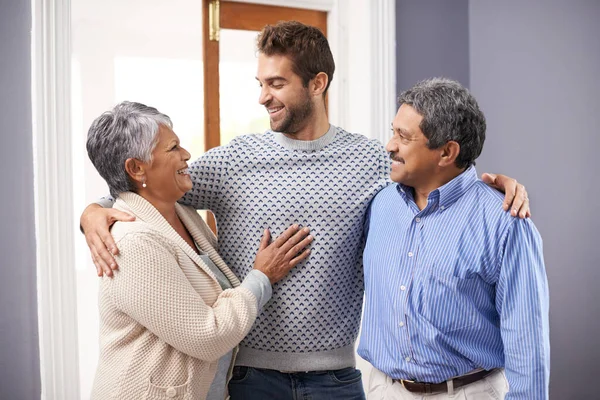 E 'ora che mi prenda cura di te. Girato di una coppia anziana che abbraccia in piedi con il loro figlio adulto. — Foto Stock