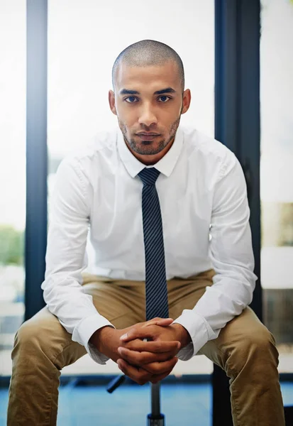 Tineri și orientați spre țintă. Portretul unui om de afaceri hotărât care stă în birou. — Fotografie, imagine de stoc