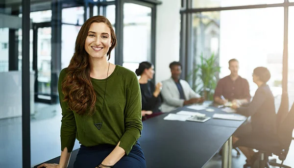 E 'il capo della sua azienda. Ritratto di una donna d'affari in una sala riunioni con i suoi colleghi sfocati sullo sfondo. — Foto Stock
