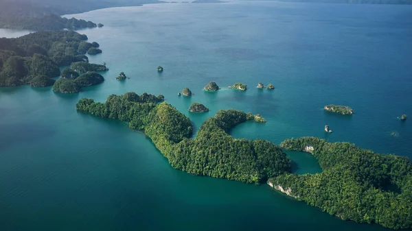 A Mãe Natureza é uma grande artista. Tiro de ângulo alto das belas ilhas da Indonésia. — Fotografia de Stock