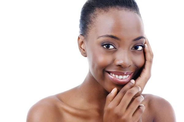 Un sorriso che scioglie mille cuori. Girato di un attraente modello afroamericano isolato su bianco. — Foto Stock
