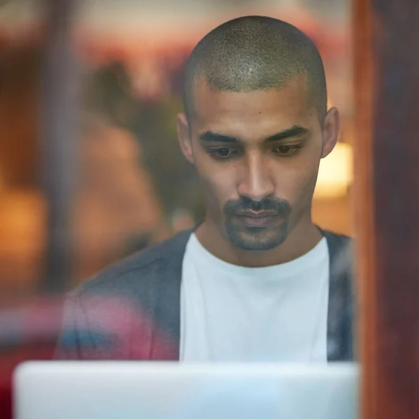 Új tartalmakon dolgozik a blogjához. Vágott kép egy fiatalemberről, aki a laptopján dolgozik egy kávézóban.. — Stock Fotó