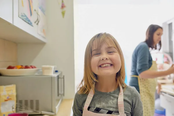 Ik heb iets op mijn neus. Portret van een klein meisje in de keuken met haar gezicht bedekt met bloem. — Stockfoto