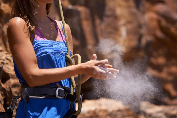 Nothing gets the heart going like scaling a mountain. Shot of a young woman climbing a mountain. — Stock Photo, Image