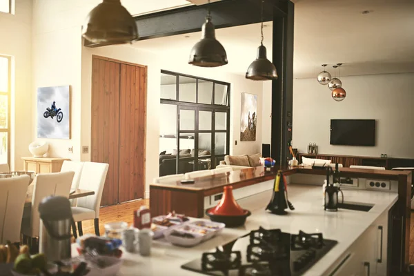 Şık ve ferah bir ortam. Modern minimalist tarzda bir evde açık mutfak alanı. — Stok fotoğraf