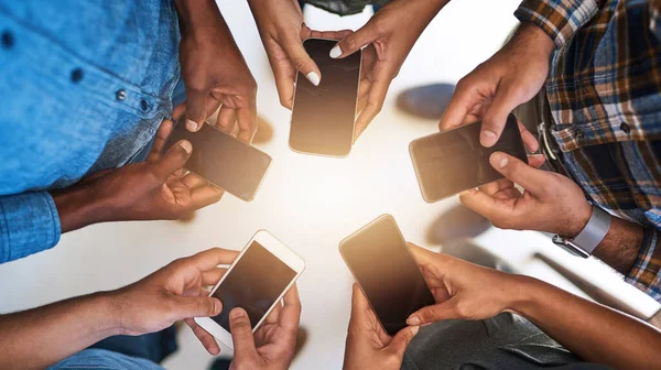 Der Anschluss ist geschafft. Schnappschuss einer Gruppe von Menschen, die ihre Smartphones synchron nutzen. — Stockfoto