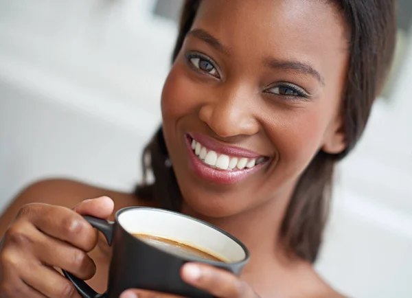 Só eu e o meu java. Uma jovem mulher étnica desfrutando de uma xícara de café. — Fotografia de Stock